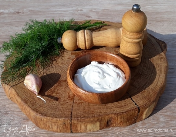 Пока кабачки находятся в духовке, приготовим соус. Смешаем сметану, мелко нарезанный укроп и измельченный зубчик чеснока. Добавить соль, перец по вкусу. 