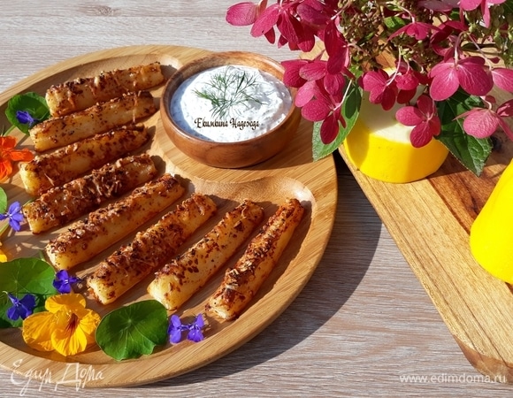 Теплые ломтики кабачков со вкусной корочкой окунайте в соус и наслаждайтесь!