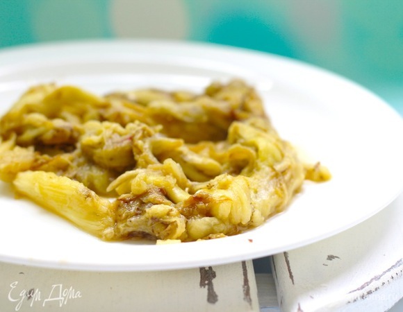 Баклажаны проколоть вилкой в нескольких местах, смазать оливковым маслом и запекать в духовке при 240°C минут 40, до полной мягкости. Когда вы сможете к ним прикасаться, очистить от шкурки и в мелком сите мять мякоть вилкой, чтобы вышло как можно больше сока. Затем превратить в пюре вилкой или блендером.