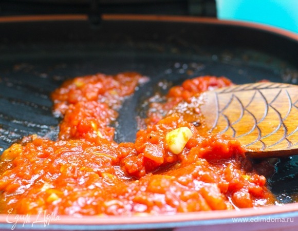 Помидоры потушить с чесноком, лимонным соком, перцем, паприкой и солью на маленьком огне в течение 20 минут, пока ингредиенты не превратятся в густой соус. Вам может не понравиться вкус с таким количеством лимонного сока из целого лимона, пробуйте на кислоту в процессе тушения. При необходимости добавьте сахар.