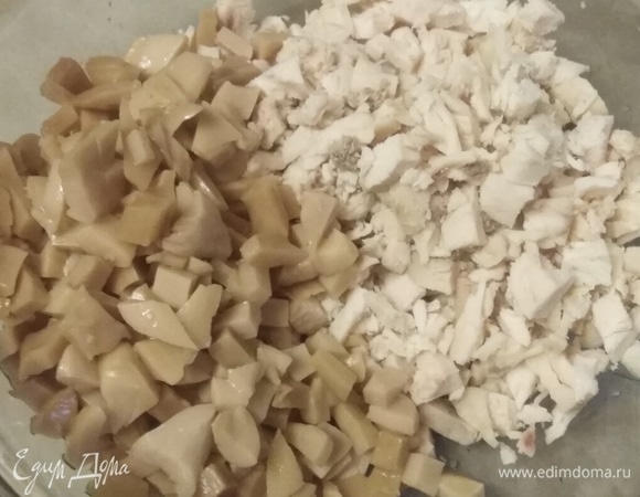 Шампиньоны и куриную грудку нарезать.
