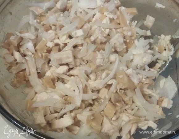 Добавить нарезанный репчатый лук, влить винный белый уксус, перемешать, оставить на 5 минут.