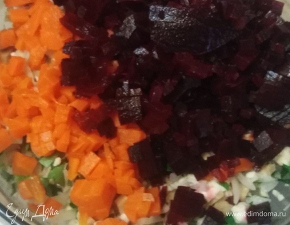 Нарезать зелень петрушки, свеклу и морковь.