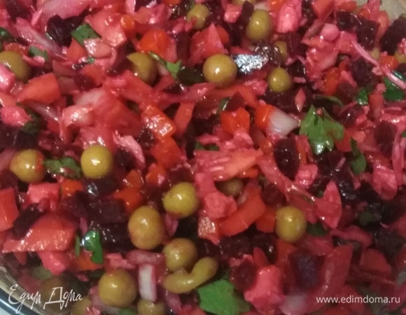 Добавить зеленый горошек и соль. Заправить оливковым маслом. Перемешать. Приятного аппетита!