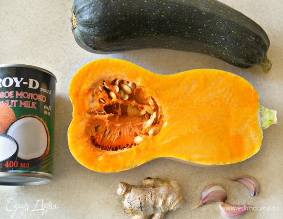 Подготовьте тыкву, кабачок (или цукини, как у меня). Промойте, почистите овощи, освободите от семян.