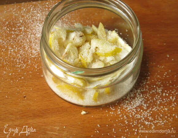 Пересыпаем сахаром. Немного встряхиваем, не так активно, как у меня получилось. Пропорции дала условные, было немного айвы, раскладывала по маленьким банкам.