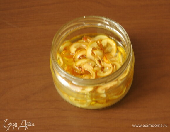 Через сутки образуется сок-сироп. Мой хеномелес не поливался, и лето украинское степное было сухим и жарким, поэтому сока немного.