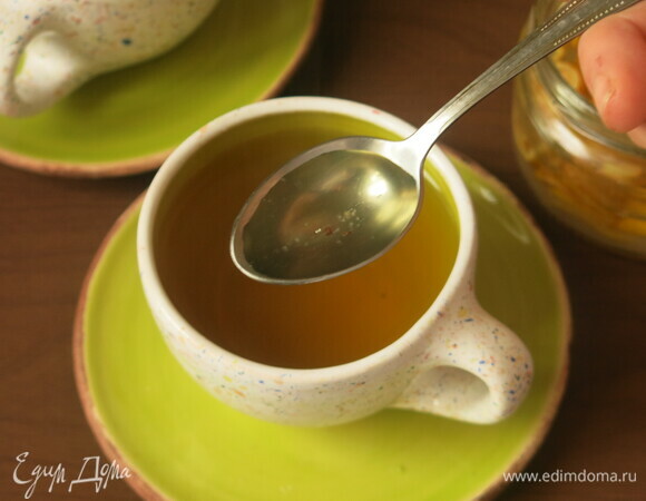 Вливаем в заваренный чай по 1–2 ч. л. Можно класть и дольки. Приятного аппетита!