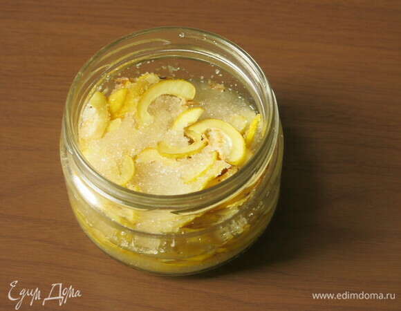 Оставляем банку на сутки при комнатной температуре. Уже через несколько часов сахар начинает растворяться.