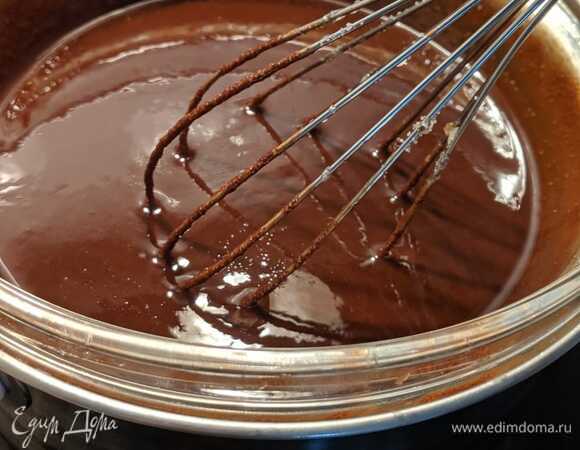 На водяной бане довести эти ингредиенты до однородной массы. Смешать сухие ингредиенты (муку, разрыхлитель, какао).