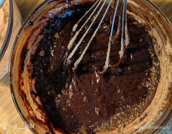 Постепенно добавлять сухие ингредиенты. Каждый раз хорошо просеивать, избегая образования комочков.