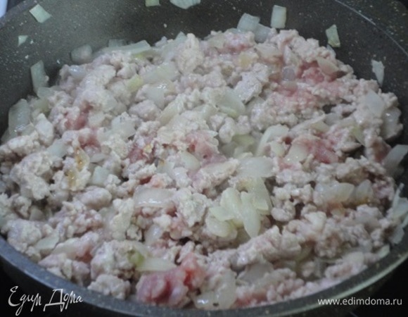 Можно прямо в кастрюле разогреть растительное масло. Добавить лук, посолить и жарить до мягкости. Я делала это в сковороде. Добавьте свинину и жарьте только до побеления, чтобы не пересушить ее.