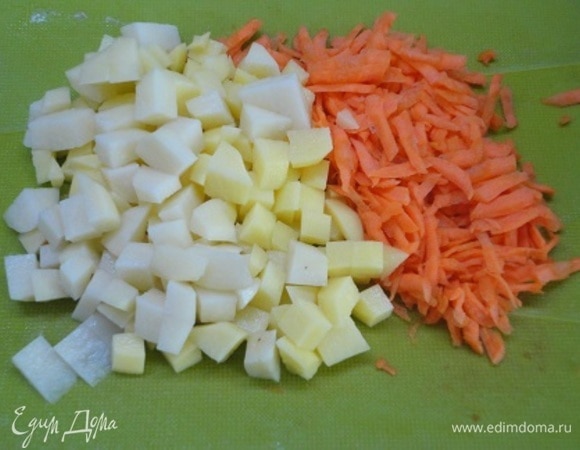 Выложите мясо с овощами в кастрюлю и залейте горячей водой. Добавьте натертую крупно морковь и картофель, нарезанный кубиками. Посолите по вкусу и варите до готовности овощей при медленном кипении.