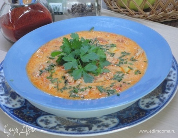 Влейте сливки или домашнюю сметану, доведите до кипения и приправьте черным молотым перцем. Суп готов! Подавайте горячим со свежей зеленью петрушки.