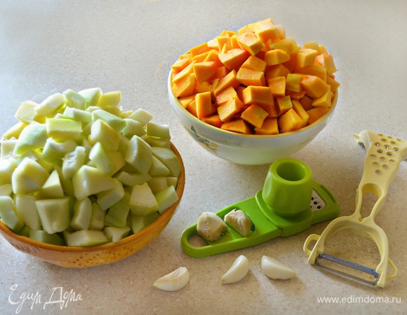 Нарежьте тыкву и кабачки небольшими кубиками. Получилось 600 г тыквы и 500 г кабачка в чистом виде. Чеснок (3 средних зубчика) и имбирь (небольшой кусочек размером 2 см) натрите на терке или измельчите с помощью чеснокодавилки.