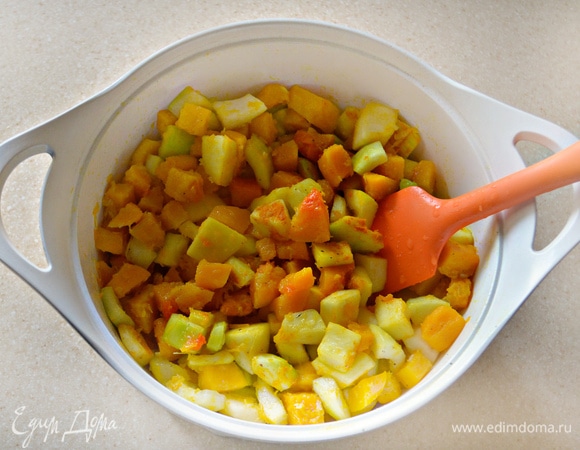 В сотейнике нагрейте растительное масло, поместите туда чеснок и имбирь, обжаривайте на среднем огне в течение 1 мин. Добавьте нарезанную тыкву и обжаривайте 5 мин. Далее добавьте кабачки, посолите, приправьте перцем и карри, перемешайте и тушите под закрытой крышкой 15–20 мин. При необходимости добавьте немного воды.