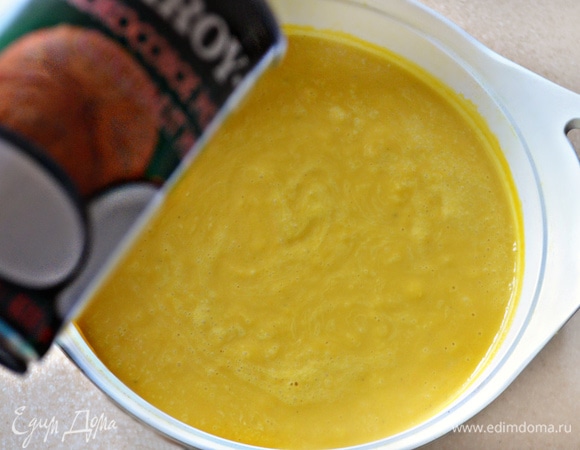 Постепенно добавляя кокосовое молоко, продолжайте взбивать до получения однородной бархатистой консистенции. Если суп получается слишком густым, разбавьте его кипящей водой. Доведите суп до кипения, проварите в течение 3 минут, снимите с огня и дайте немного настояться.