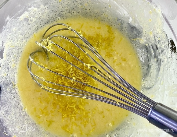 Добавить сливочное масло, размешать. С лимонов снять цедру, добавить к тесту.