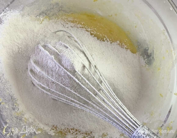 Муку просеять, добавить к тесту вместе с цедрой. Хорошо перемешать. В конце влить молоко и еще раз вымешать. Получается консистенция густой сметаны.