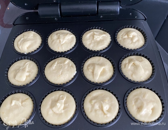 Разогреть мультипекарь или вафельницу, ложкой выкладывать тесто до верха. Пекутся печеньки примерно 10–12 минут.