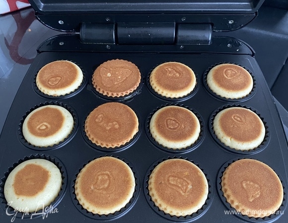 Чем дольше их держать, тем более хрустящей будет корочка. Посыпать сахарной пудрой перед подачей