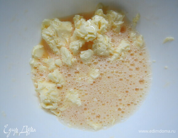 Готовим тесто. Масло (не топить) перемешать с яйцом (однородной массы добиваться не надо), добавить воду. Добавить муку и соль, замесить тесто.