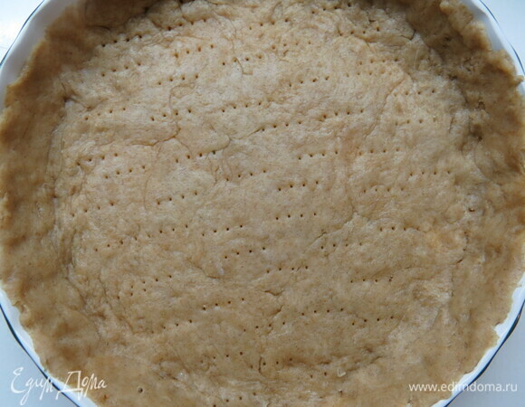 В форму диаметром 22 см выложить тесто, формируя бортики. Поставить на 10 минут в духовку, разогретую до ~ 180°C.