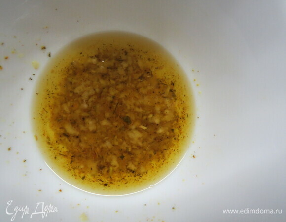 Готовим начинку. В оливковое масло через чеснокодавку выдавливаем зубчики чеснока, перемешиваем, даем постоять 10–15 минут.