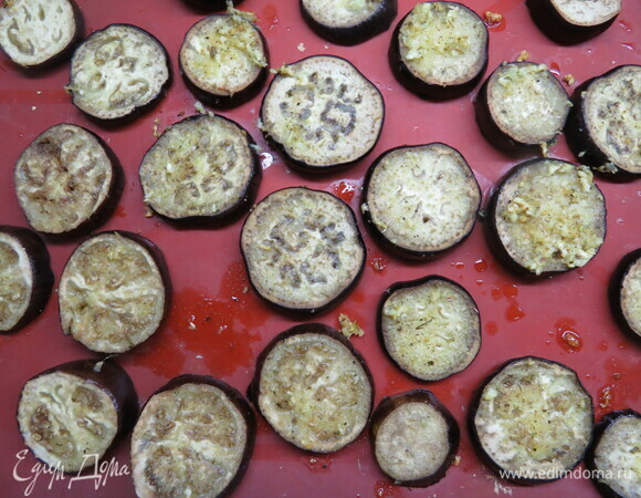 Готовые баклажаны посолить, поперчить и переложить в миску, остудить.