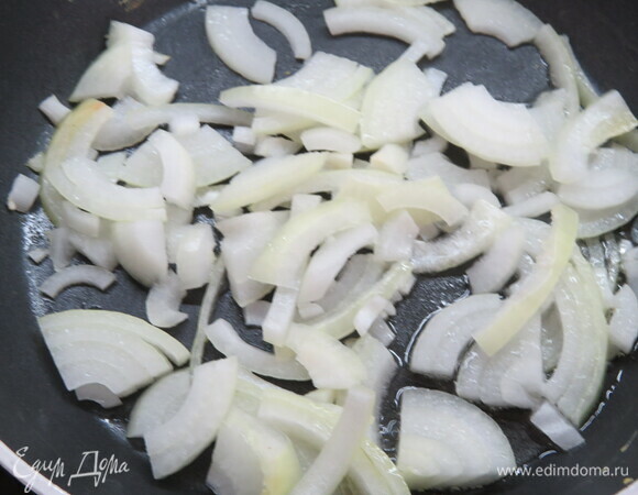Лук нарезать полукольцами и тоже слегка обжарить, остудить.