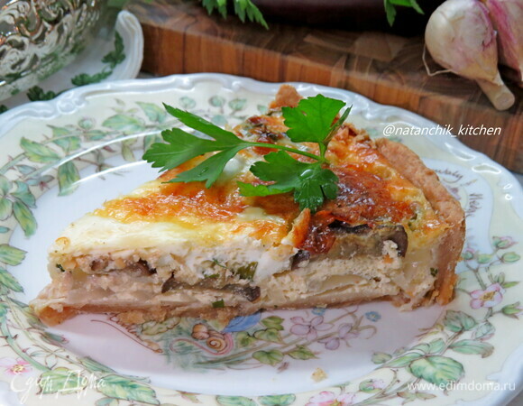 Готовый пирог немного остудить и подавать к столу. Приятного аппетита!