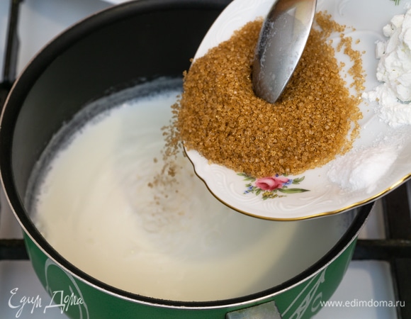 Большую часть молока (около 300 мл) с коричневым сахаром довести до кипения, постоянно помешивая. Снимите кастрюлю с огня.