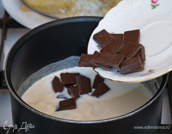 Добавьте в смесь ванильный экстракт и кусочки шоколада. Все тщательно перемешайте и снова верните смесь на огонь.