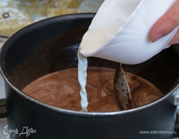 Разведите кукурузный крахмал в оставшемся молоке и при постоянном помешивании влейте эту смесь в горячую шоколадную смесь. Снова доведите до кипения, масса немного загустеет.