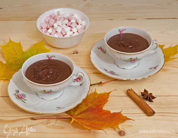 Разлейте готовый горячий шоколад по чашкам.