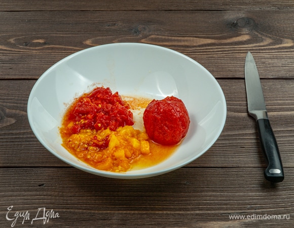 Подготовьте помидоры к замешиванию в общую начинку. Сначала удалите кожуру: вскипятите воду и опустите в нее томаты примерно на 1 минуту, затем выньте помидоры из кипятка и легко снимите кожуру. Нарежьте очищенные помидоры на небольшие кубики.