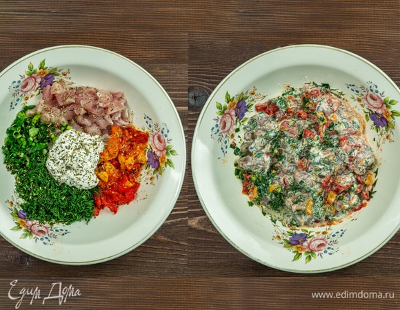 Подготовьте куриную начинку для фарширования перцев: смешайте нарезанное куриное филе, помидоры и зелень. В смесь добавьте специи по вкусу и 2 ст. л. натурального йогурта. Тщательно перемешайте ингредиенты. Куриная начинка готова.