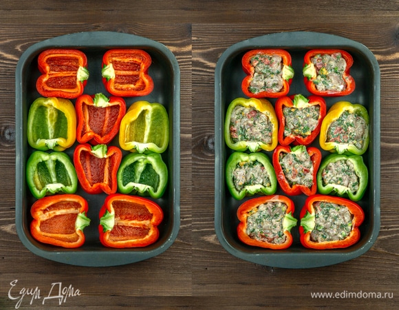 В форму для запекания выложите половинки перцев, затем заполните их ароматной куриной начинкой.