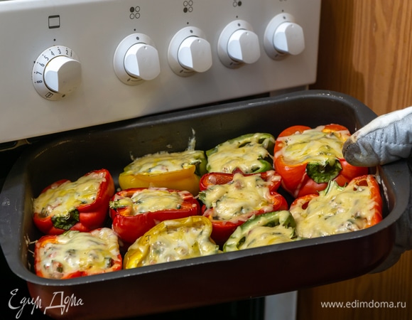 Выпекайте фаршированные перцы в предварительно разогретой до 180°C духовке в течение 40 минут. Затем достаньте форму с перцами и сверху посыпьте их тертым сыром. Поставьте блюдо в духовку еще на 20 минут до расплавления сыра и образования золотистой корочки.