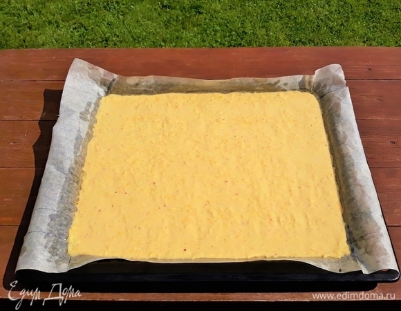 Противень застелить пергаментной бумагой, смазать ее слегка растительным маслом. Выложить на нее кабачковое тесто и разровнять в тонкий пласт. Поместить в разогретую до 180°C духовку на 20 минут. Режим «верх/низ» + «вентилятор».