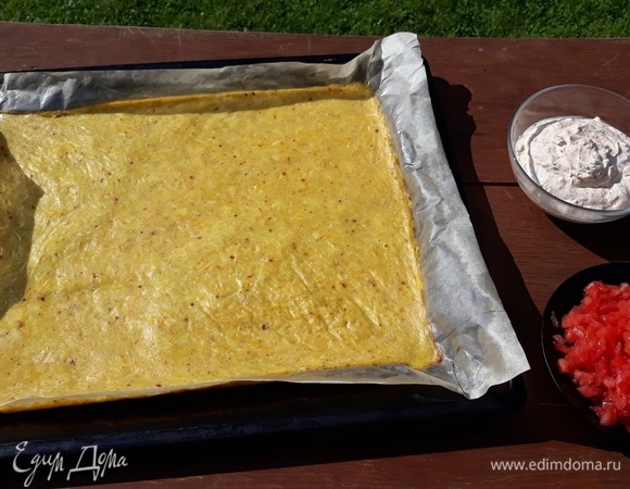 Достать из духовки и пропитать полностью весь пласт соусом. Соус: сметана, чеснок, паприка, зелень, соль.