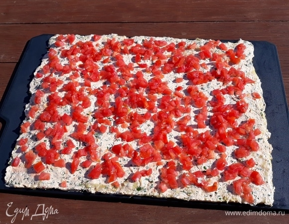 На соус выложить нарезанные мелким кубиком помидоры. 