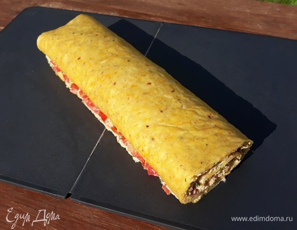 Плотно свернуть пласт в рулет и придавить сверху рукой.