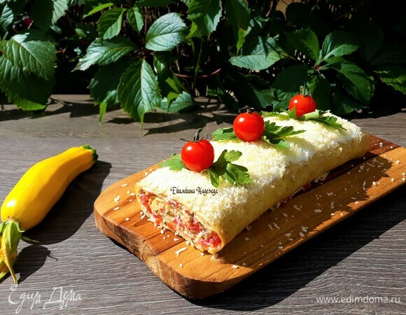 Смазать сметаной и посыпать тертым сыром. У меня пармезан. Украсить по своему вкусу. Я использовала помидоры черри и петрушку. Кабачковый рулет готов! Нарядно и очень вкусно!