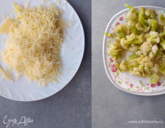 Варить цветную капусту в подсоленной воде 5 минут. Сыр и чеснок натереть на терке. Помидоры нарезать кубиками.