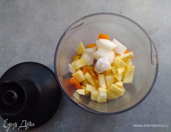 Нарезать лук, кабачок, перец, соль.
