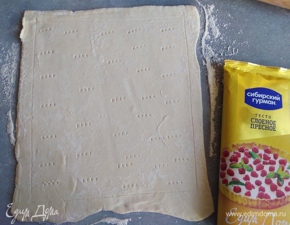 Тесто заранее достать из морозилки. Немного раскатать, провести ножом по краям, не прорезая, чтобы получились бортики. Середину наколоть вилкой.