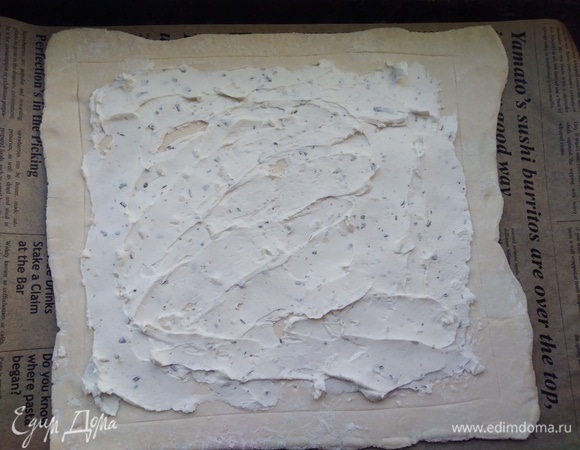 Смазать творожным сыром. Я брала сыр с зеленью. Чтобы сыр лучше ложился, достаньте его заранее.