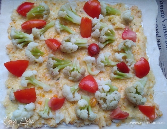 Сверху выложите овощную смесь, капусту и помидоры.