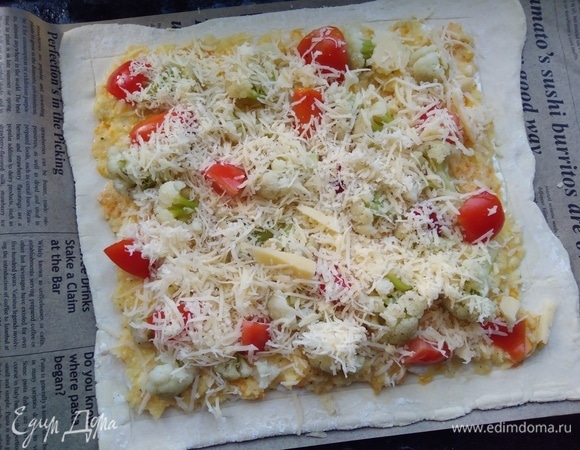 Посыпать сыром с чесноком.